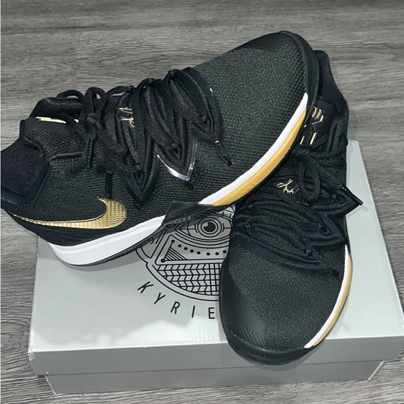 KYRIE 5 (GS) Basketball Shoe - Picture 4 of 10